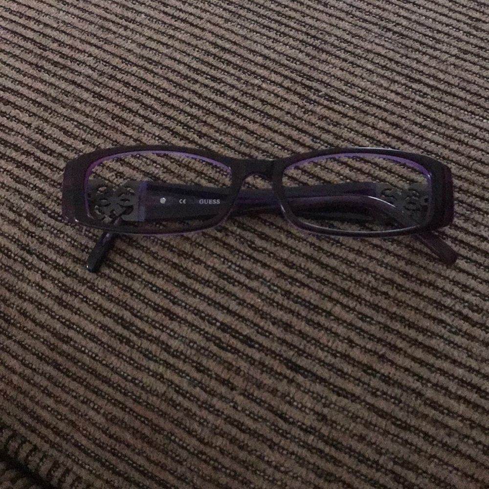 Guess eyeglassss!